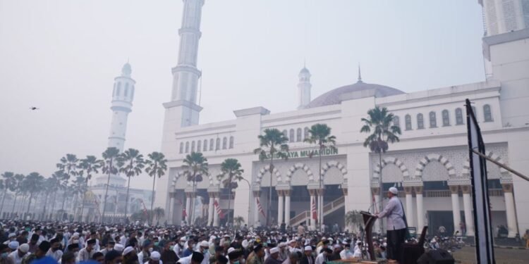 Ribuan Warga Pontianak Salat Istisqa, Kasus ISPA Tembus 300 per Hari