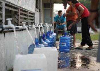 Warga Pontianak Terbantu Pengadaan Air Tawar Gratis