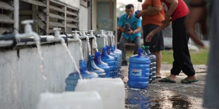 Warga Pontianak Terbantu Pengadaan Air Tawar Gratis