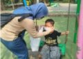 Peduli Dampak Kabut Asap, AIMI Kalbar Bagikan Masker untuk Anak-anak