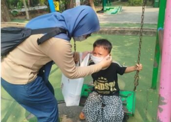 Peduli Dampak Kabut Asap, AIMI Kalbar Bagikan Masker untuk Anak-anak