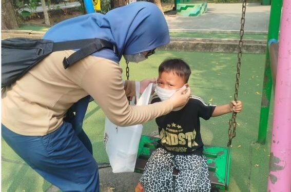 Peduli Dampak Kabut Asap, AIMI Kalbar Bagikan Masker untuk Anak-anak