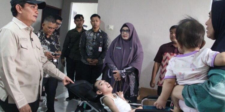 Bantuan Kursi Roda Khusus, Ringankan Beban Keluarga Warga Disabilitas Pontianak