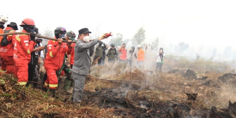 Tanggulangi Karhutla Kubu Raya, Gubernur Kalbar Perkuat Dukungan untuk Petugas dan Warga