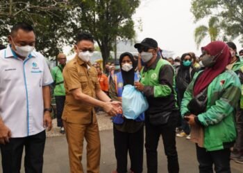 Di Tengah Kabut Asap, Ojol Pontianak Terima Bantuan Sembako dan Air Bersih