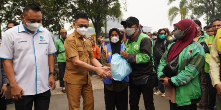 Di Tengah Kabut Asap, Ojol Pontianak Terima Bantuan Sembako dan Air Bersih