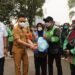 Di Tengah Kabut Asap, Ojol Pontianak Terima Bantuan Sembako dan Air Bersih