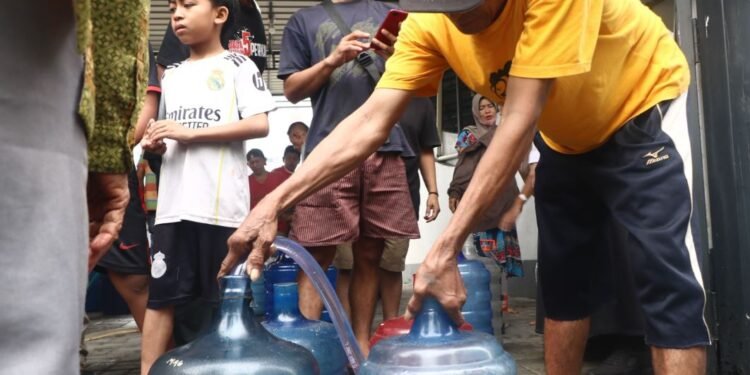 Pemkot Pontianak Salurkan Air Bersih untuk Warga Terdampak Krisis Air