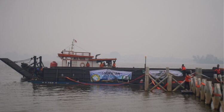 1,1 Juta Liter Air Tawar Tiba di Pontianak untuk Atasi Gangguan Air Baku