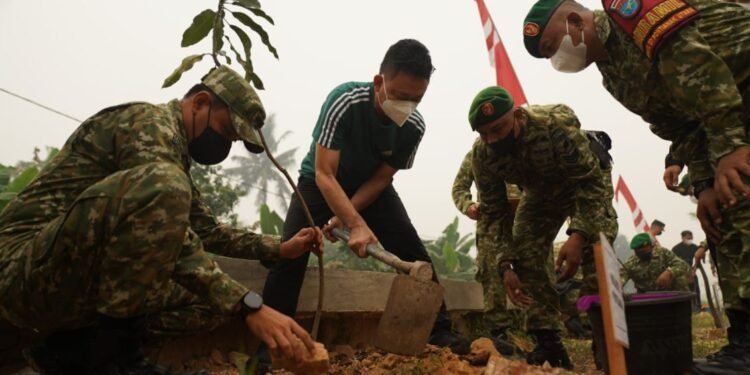 Tanam Pohon Bersama, TNI dan Pemkot Pontianak Ajak Masyarakat Jaga Lingkungan