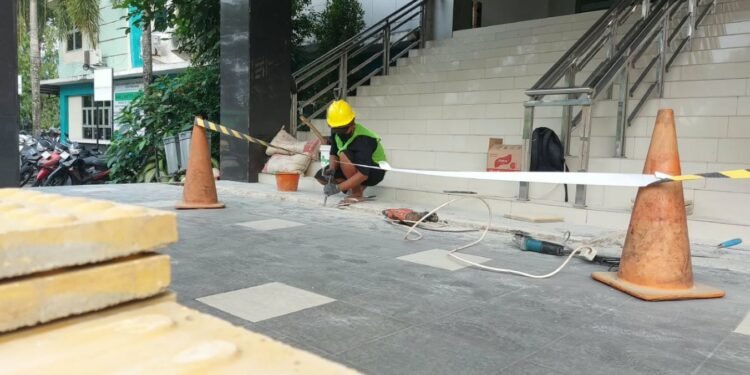 Guiding Block Kantor Terpadu Sutoyo Mulai Dikerjakan, Perkuat Aksesibilitas Disabilitas