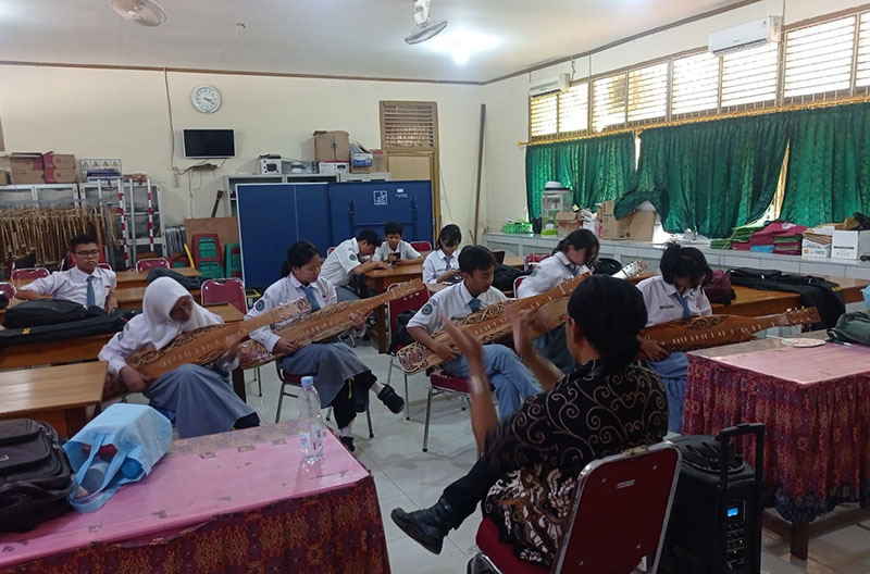 Inspirasi Seni Budaya: Budi Harun, Instruktur Musik dan Vokal, Bimbing Prestasi di SMA Negeri 1 Sungai Pinyuh