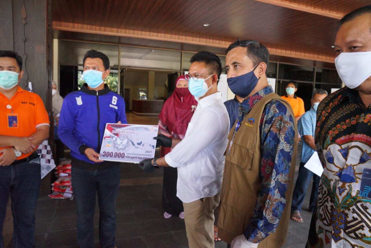 Distribusikan Bantuan PPKM dari Pempus, Walkot Pontianak: Semoga Meringankan Beban Masyarakat yang Terdampak
