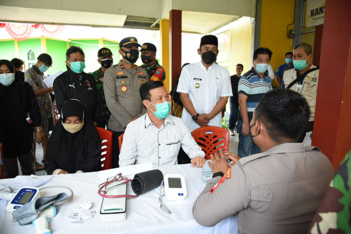 Wabup Sambas Apresiasi Antusiasme Masyarakat Teluk Keramat di Vaksin