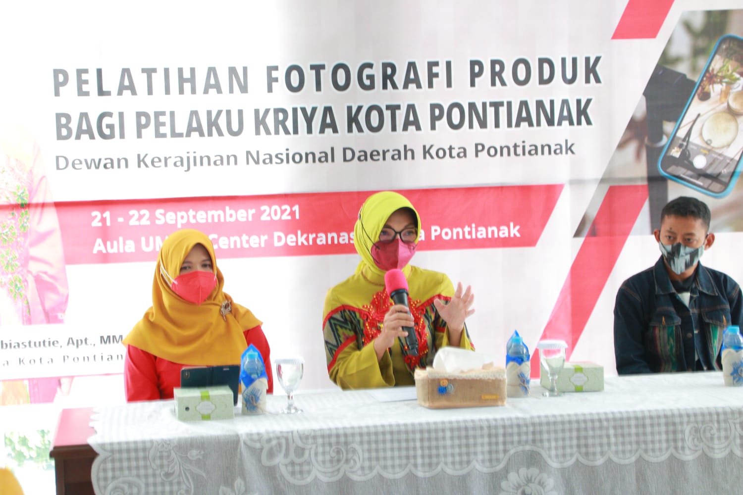 Kemas Produk Lebih Menarik, Dekranasda Pontianak Beri Pelatihan Fotografi ke Pelaku Griya