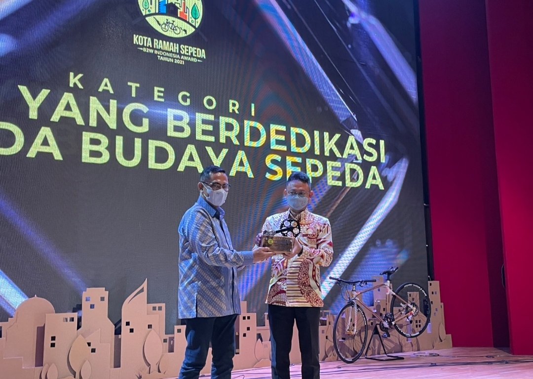 Komitmen Wujudkan Kota Ramah Sepeda, Walkot Pontianak Diganjar B2W Award