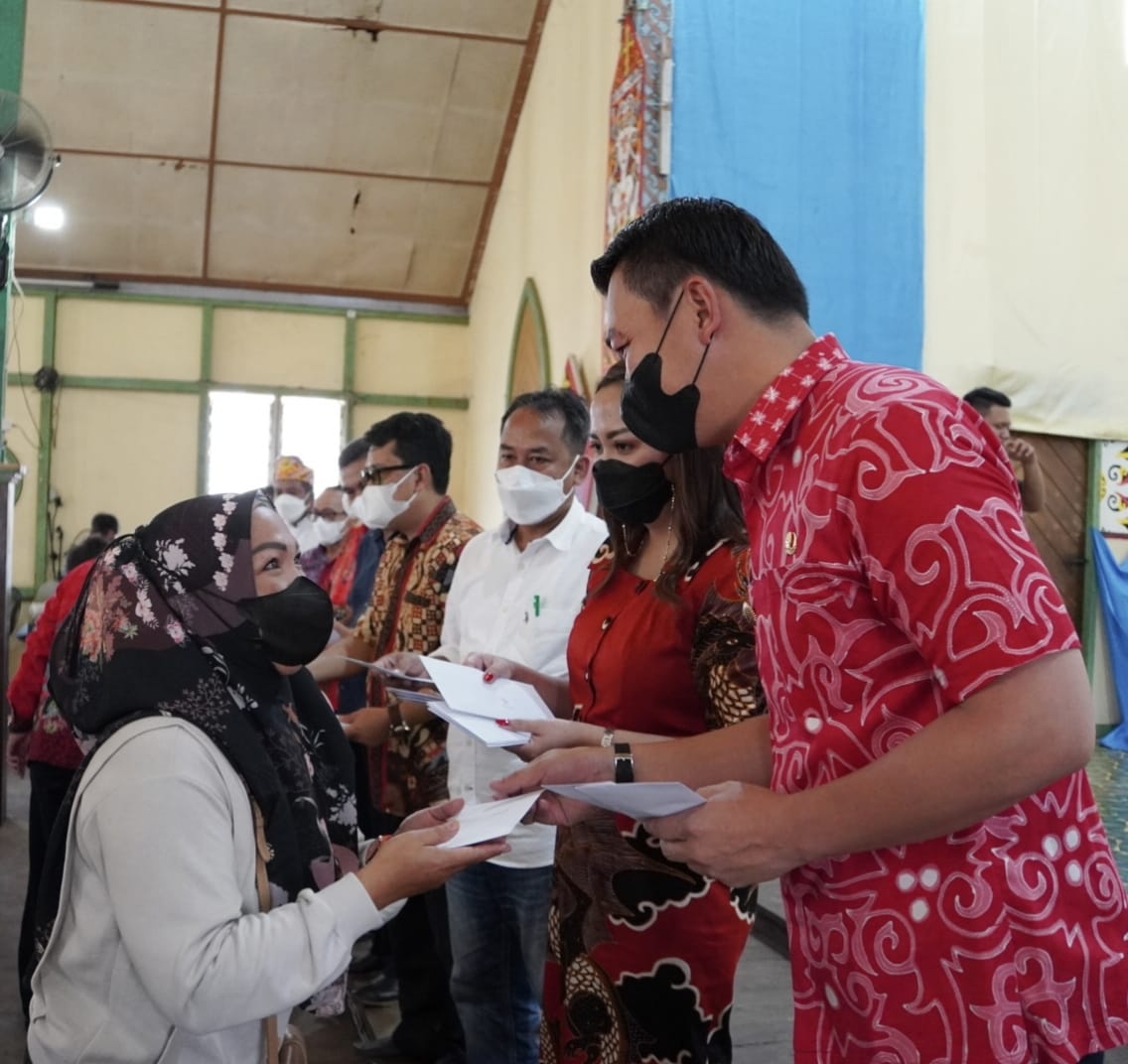 Jelang Nataru, Bupati Sis dan Istri Santuni Yatim Piatu dan Stasi di Putussibau