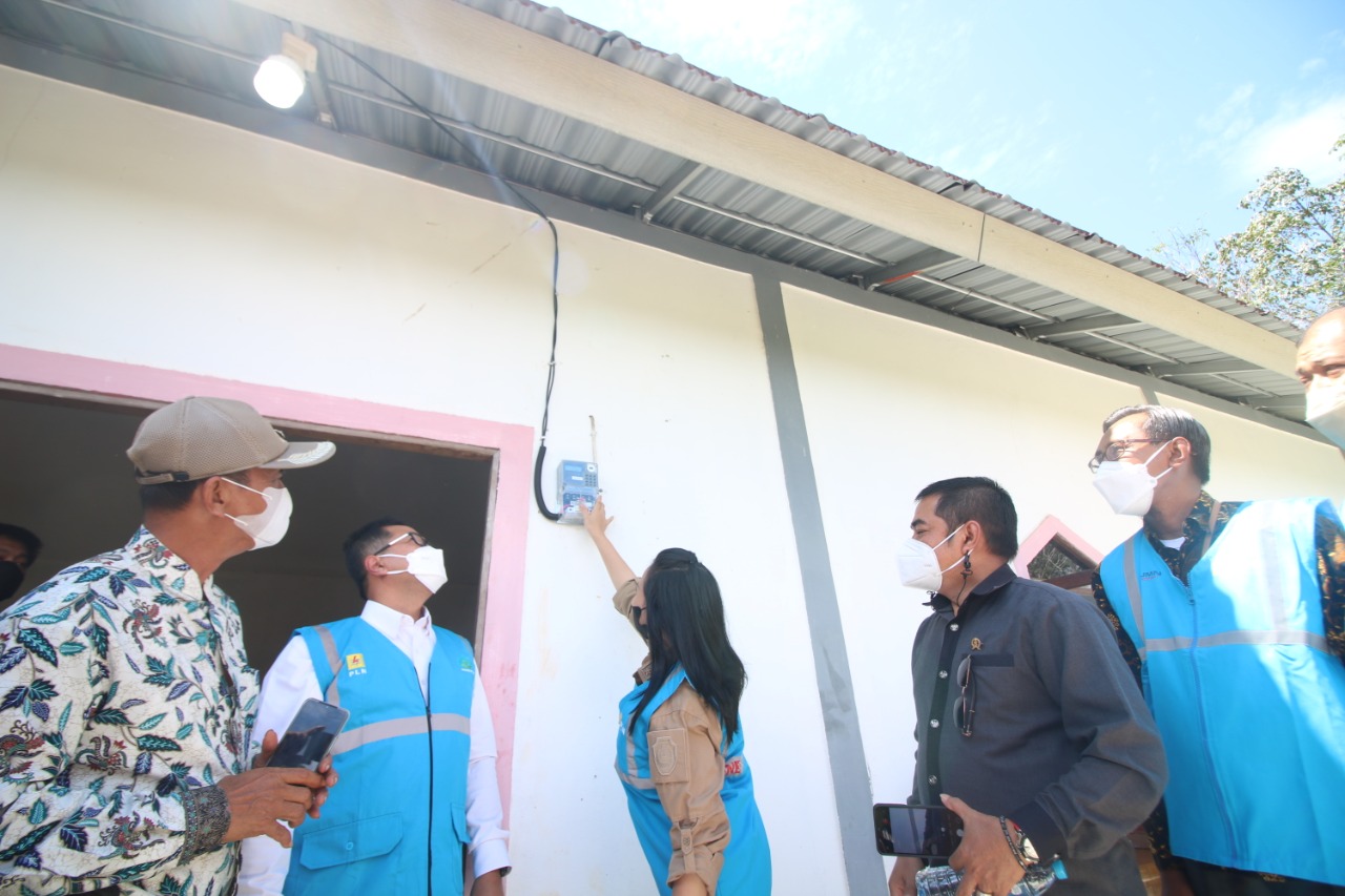 Pemkab Landak Bareng PLN  Terangi 385 Rumah Warga Desa Sebirang dan Amboyo Selatan