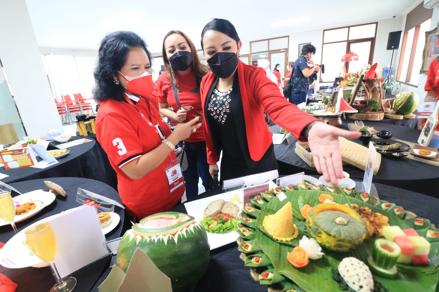 Bupati Landak Perkenalkan Jagung Sebagai Makanan Pendamping Beras Pada HUT ke- 49 PDIP