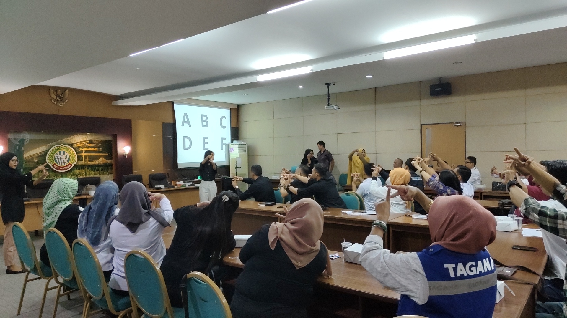 Komitmen Layani Disabilitas Kota Pontianak, Pemkot Latih Pekerja Sosial dengan Bahasa Isyarat