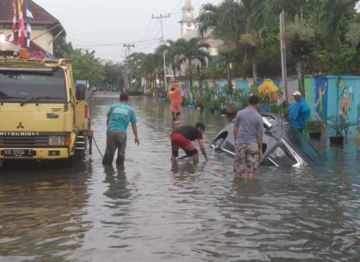 Banjir Bandang Kepung Pemukiman Warga, Singkawang Barat Terdampak Parah