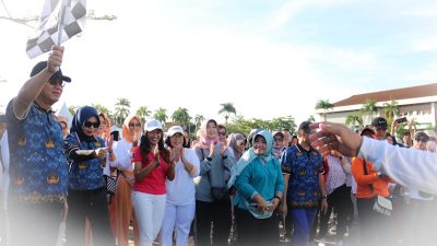 Pj. Gubernur Kalbar Sambut HUT KORPRI dan Hari Kesehatan Nasional dengan Senam Bersama dan Gerakan Pangan Murah