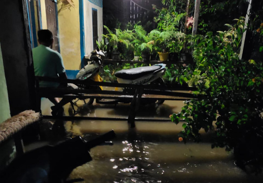 Rumah Warga di Entikong Diterjang Banjir Bandang dan Tebing Longsor