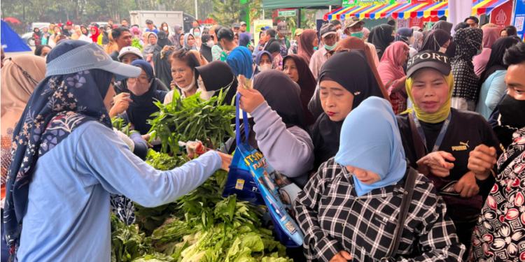 Warga Serbu Pasar Murah Pemkot Pontianak Saat CFD
