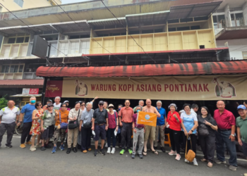 27 Wisatawan Senior Singapura Berwisata ke Kalbar di Tengah Kabut Asap, Peserta Tertua Berusia 98 Tahun