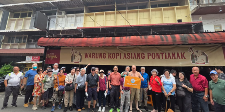 27 Wisatawan Senior Singapura Berwisata ke Kalbar di Tengah Kabut Asap, Peserta Tertua Berusia 98 Tahun