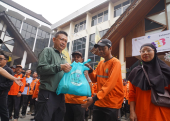 Bekerja Sejak Subuh, Petugas Kebersihan Pontianak Hadapi Risiko di Jalan
