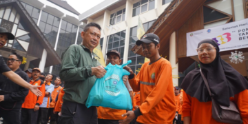 Bekerja Sejak Subuh, Petugas Kebersihan Pontianak Hadapi Risiko di Jalan