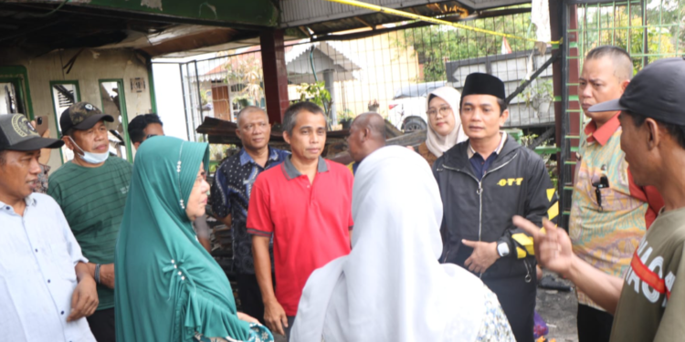 Lima Jiwa Terdampak Kebakaran di Pontianak Utara, Bahasan Serahkan Bantuan