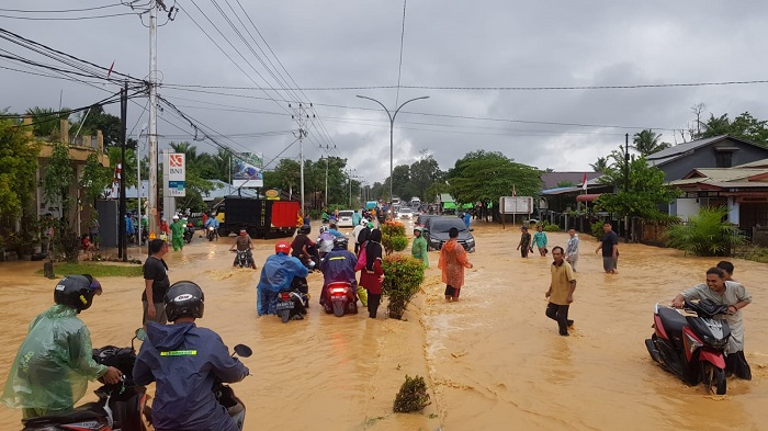 Akses Menuju Kota Singkawang Lumpuh Dilanda Banjir Bandang