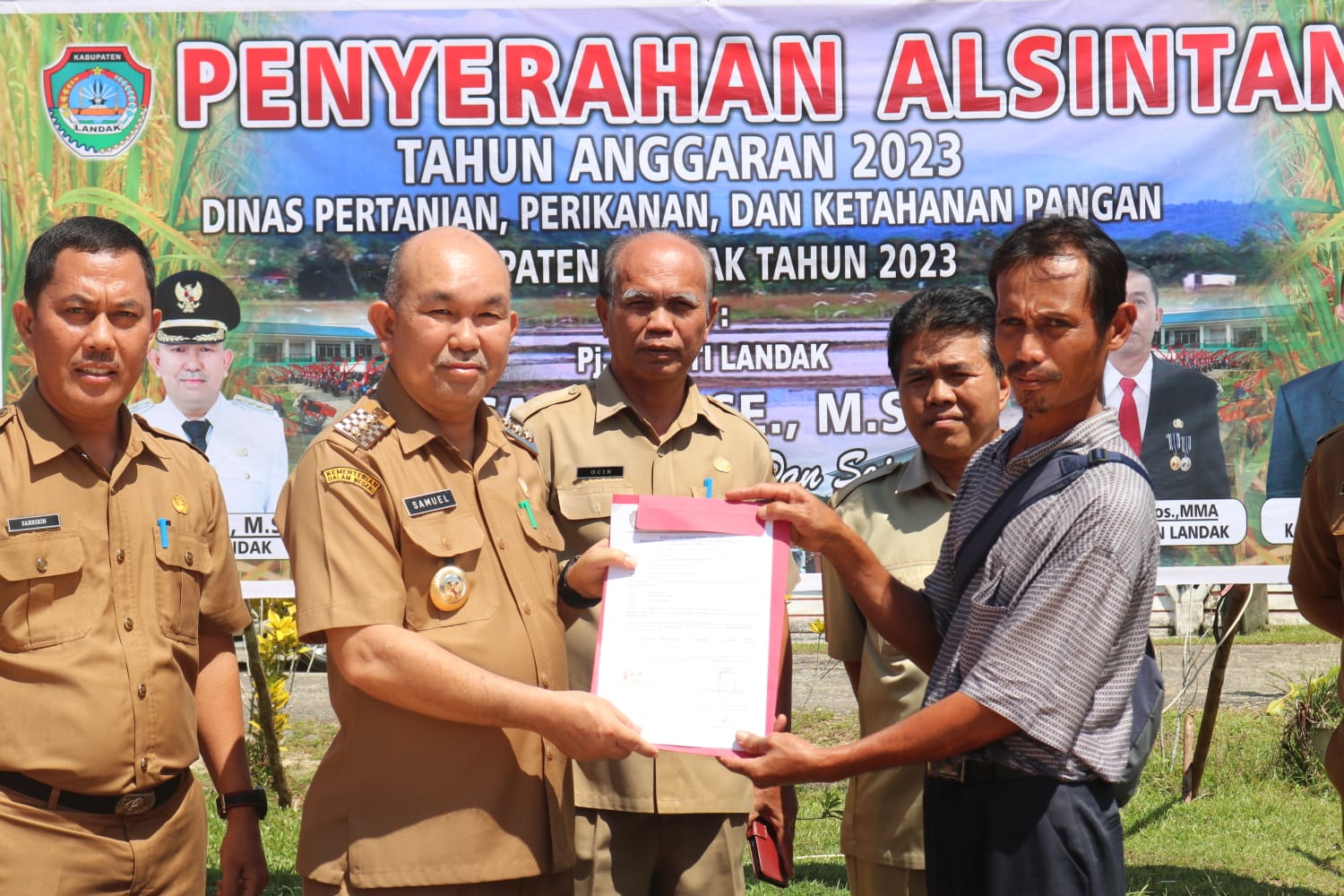 Transformasi Pertanian di Kabupaten Landak Diperkuat dengan Penyerahan 26 Alsintan