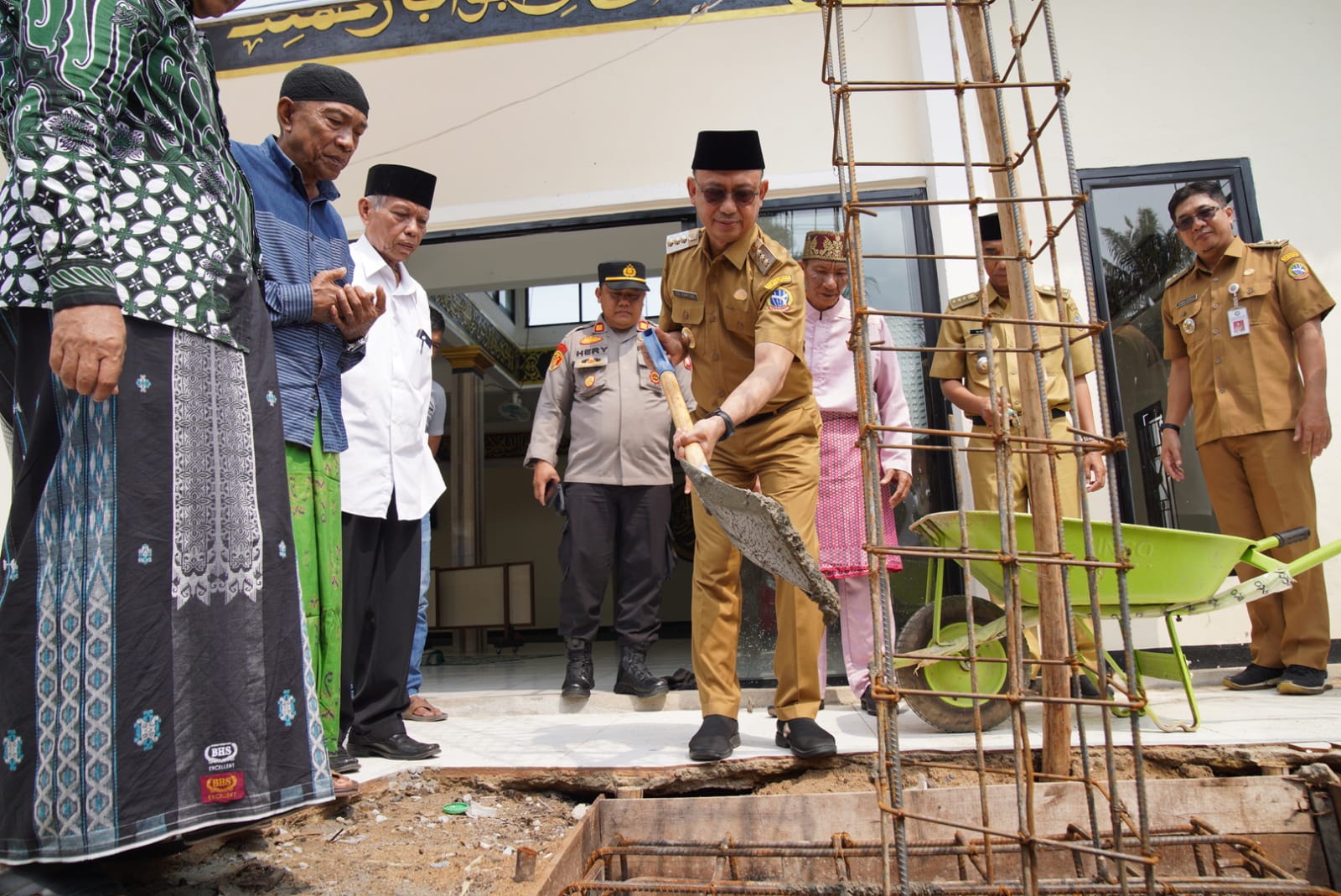 Langkah Awal Renovasi: Wali Kota Pontianak Letakkan Batu Pertama di Masjid Nurul Islam