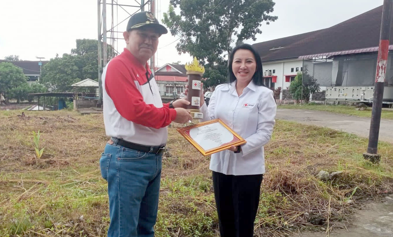 Pj Bupati Landak dan PMI Bersatu Tanam Pohon Demi Lingkungan yang Lebih Hijau