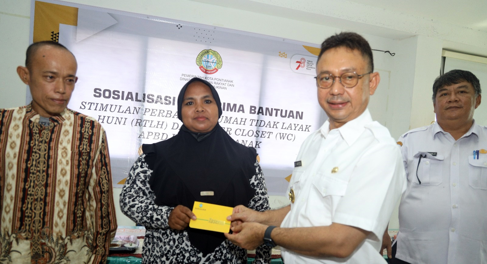 Pemkot Pontianak Berikan Bantuan Rehabilitasi Toilet dan Bedah Rumah untuk Warga
