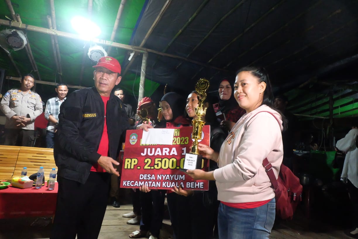 Vinsensius Tutup Kemerdekaan Cup Dusun Leban