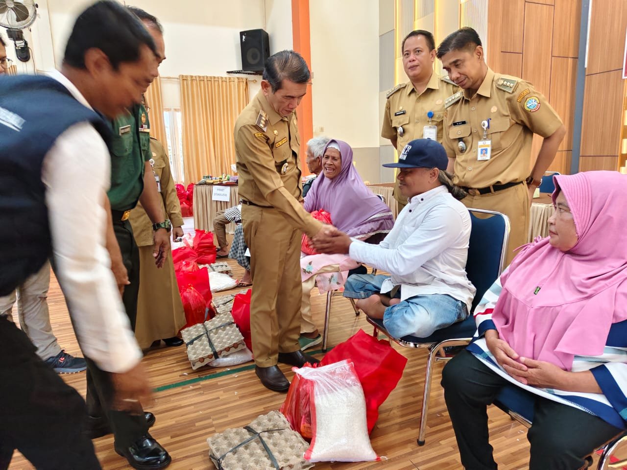 409 Warga Disabilitas dan Lansia Terima Bantuan Paket Sembako dari Kemensos
