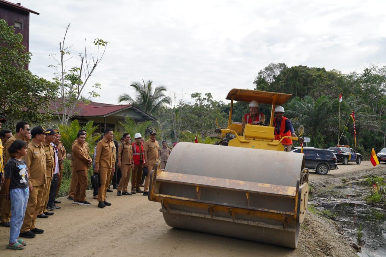 Pemkab Kapus Hulu Tangani Infrastruktur Jalan segmen Ruas Jalan Mataso – Ulak Pauk di Martinus Embaloh Hulu