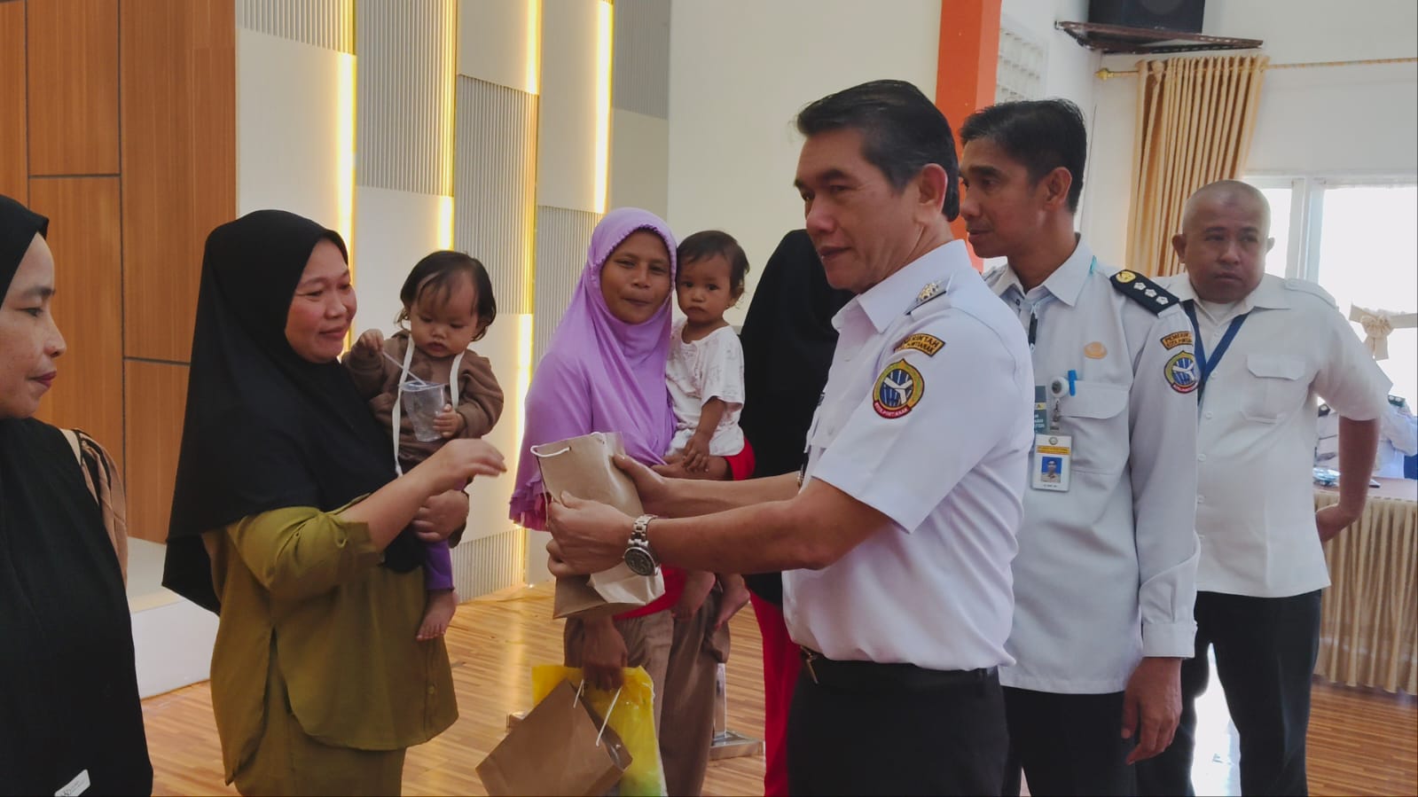 Tekan Angka Stunting, ASN Pontianak Timur dan BPR Khatulistiwa Salurkan Bantuan
