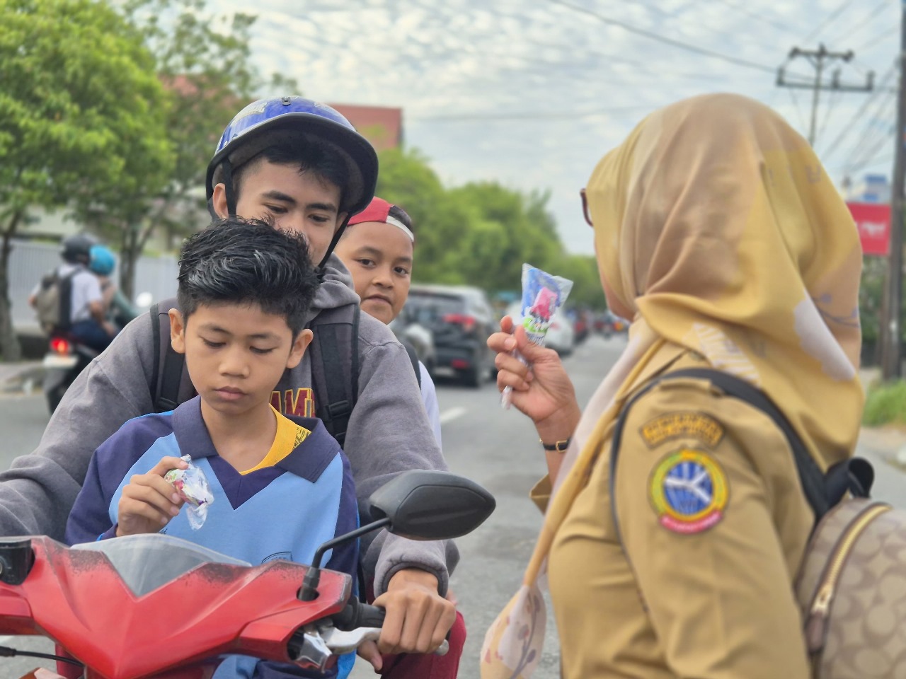 Hari Anak Nasional, Dinsos Bagikan Promosi Edukasi di Berbagai Titik dan Ajak Orang Tua Penuhi Hak Anak