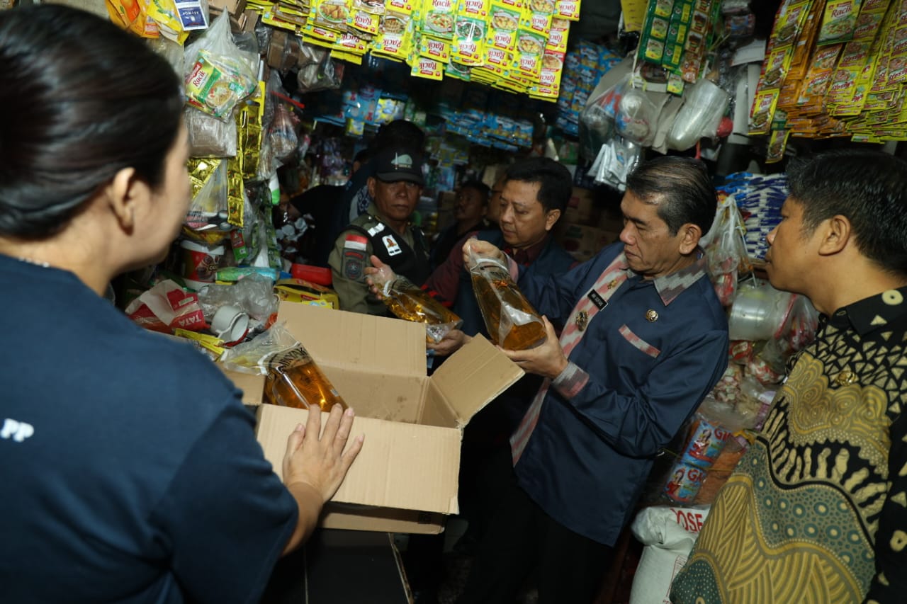 Pantau Pasar Puring, Pj Wali Kota Pontianak Pastikan Ketersedian Stok dan Harga Pangan Stabil