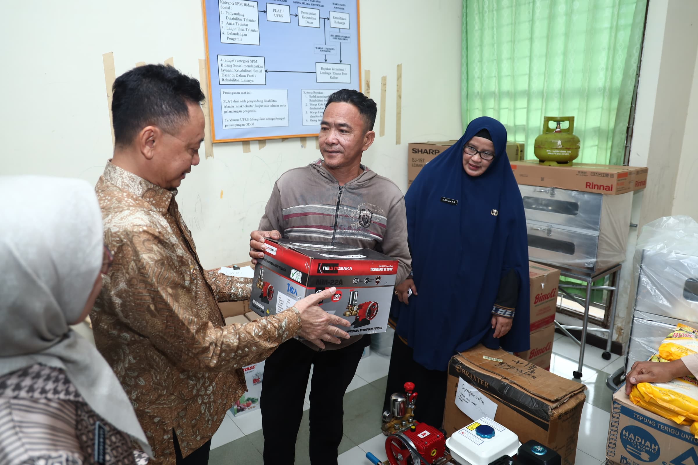 Saparudin Senang Terima Bantuan Alat Cuci Motor