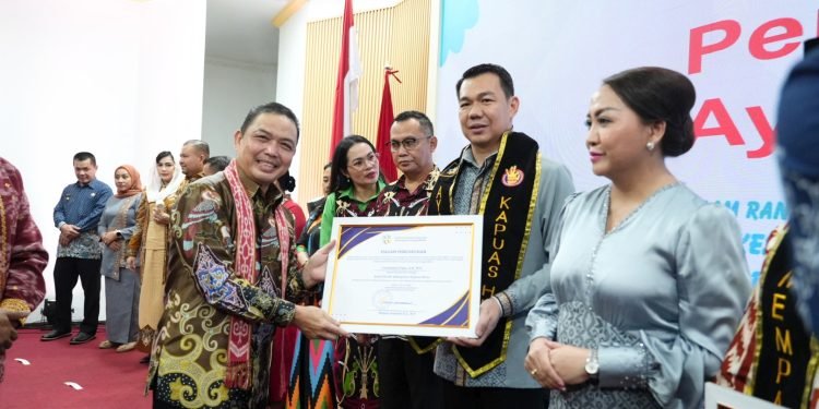 Bupati Kapuas Hulu Dikukuhkan Sebagai Ayah GenRe, Ketua TP PKK Jadi Bunda GenRe