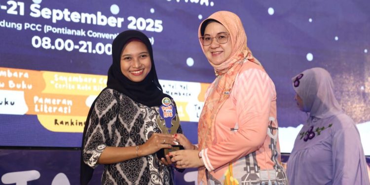 Ika Mella Ariyanti, Ibu Rumah Tangga Raih Penghargaan Pemustaka Terlama di Pontianak