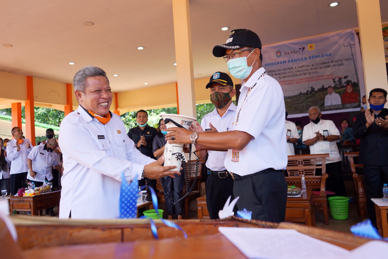 Listrik Masuk Desa, Kampung Keluarga Teluk Bakung Makin Berkualitas
