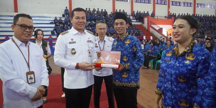 Bupati Kapuas Hulu Serahkan SK Pengangkatan PPPK Tahap II Formasi Tahun 2024