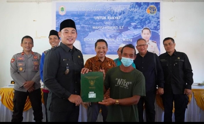 Warga Desa Nanga Embaloh Terima Sertifikat Tanah, Ini Pesan Wabup Kapuas Hulu